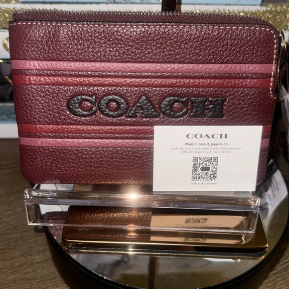 NWT Coach wristlet ✨Host Pick✨ - Picture 4 of 4